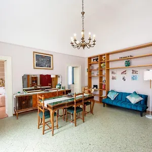 amalpha-domus-apartment.hotels-amalfi.com/
